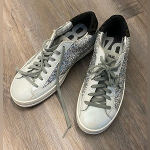 P448 John
Ginerva Silver Glitter Low Top
Sneakers Size 38
or 4.5/5